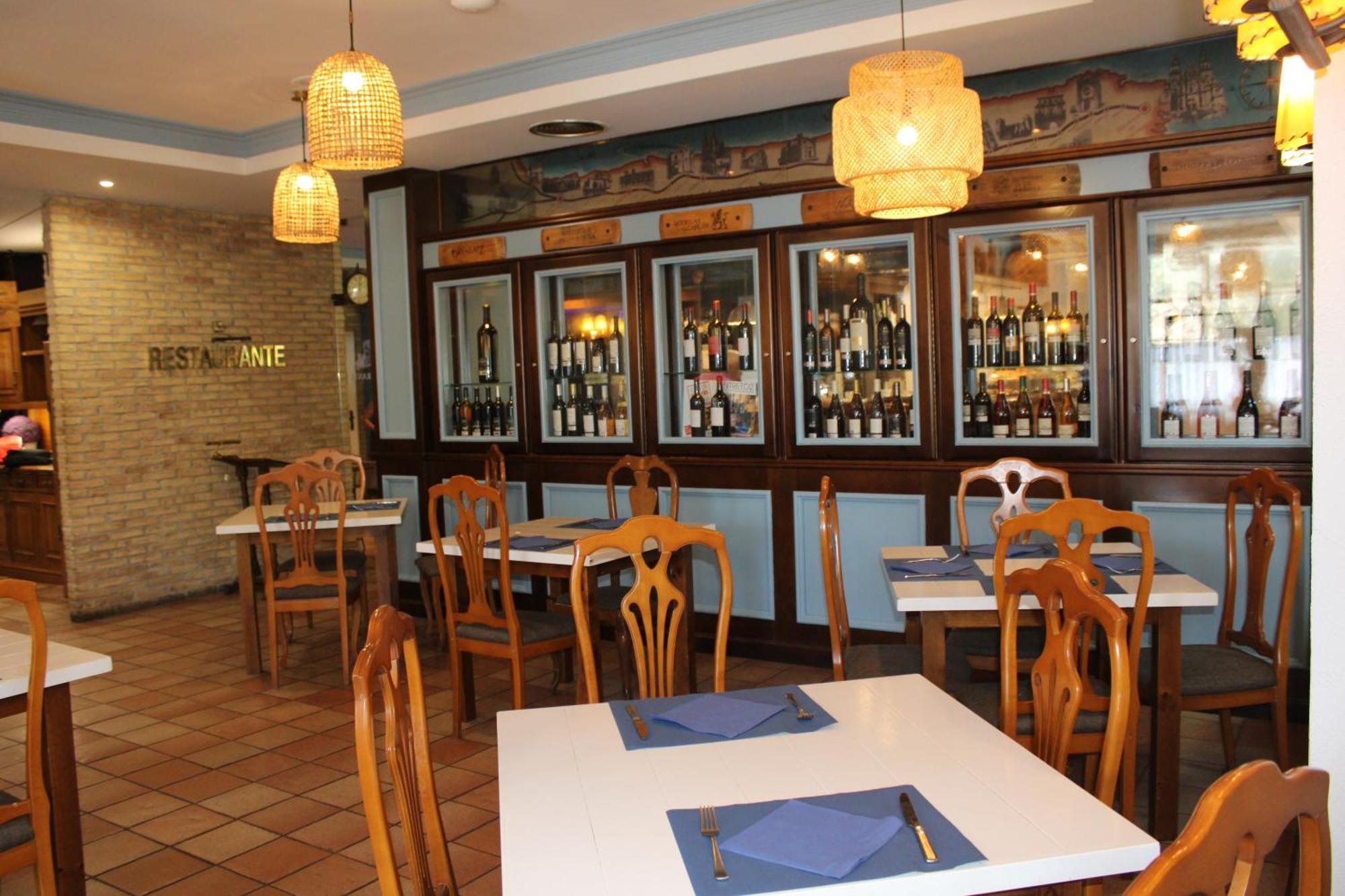 פואנטה לה ריינה Hotel Jakue מראה חיצוני תמונה