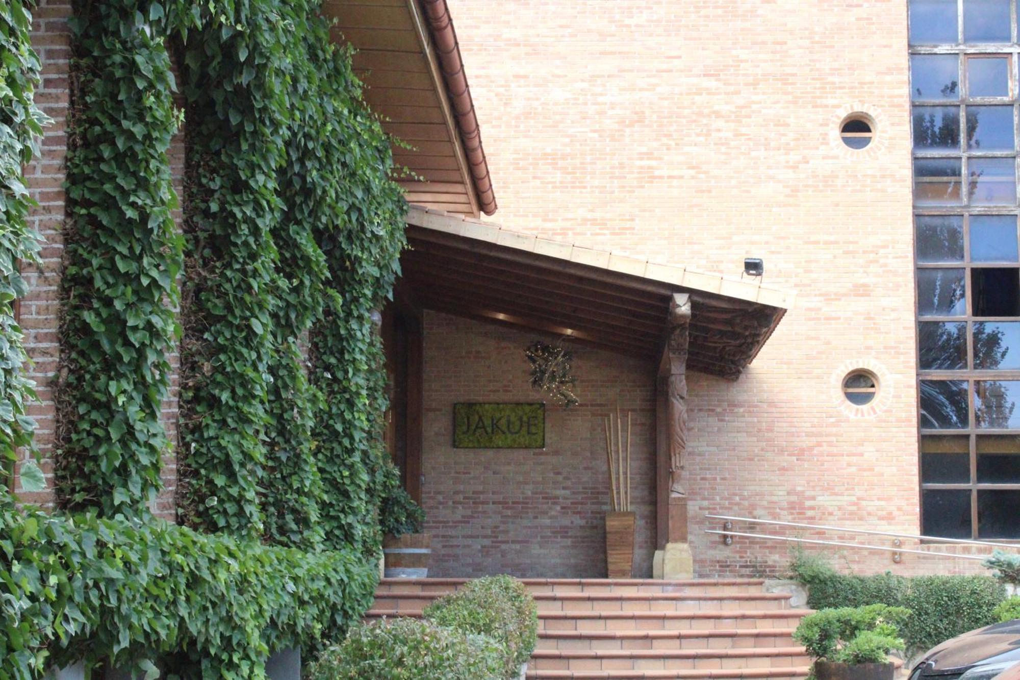 פואנטה לה ריינה Hotel Jakue מראה חיצוני תמונה