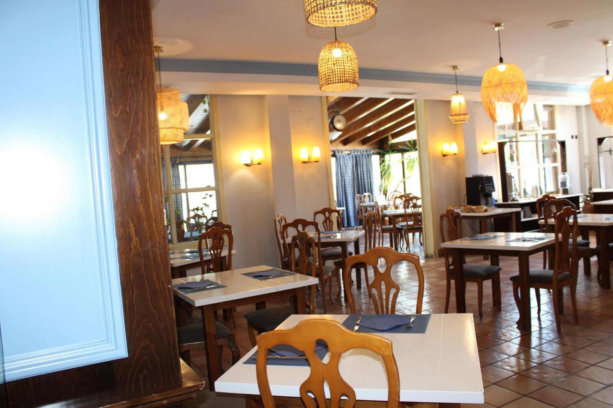 פואנטה לה ריינה Hotel Jakue מראה חיצוני תמונה