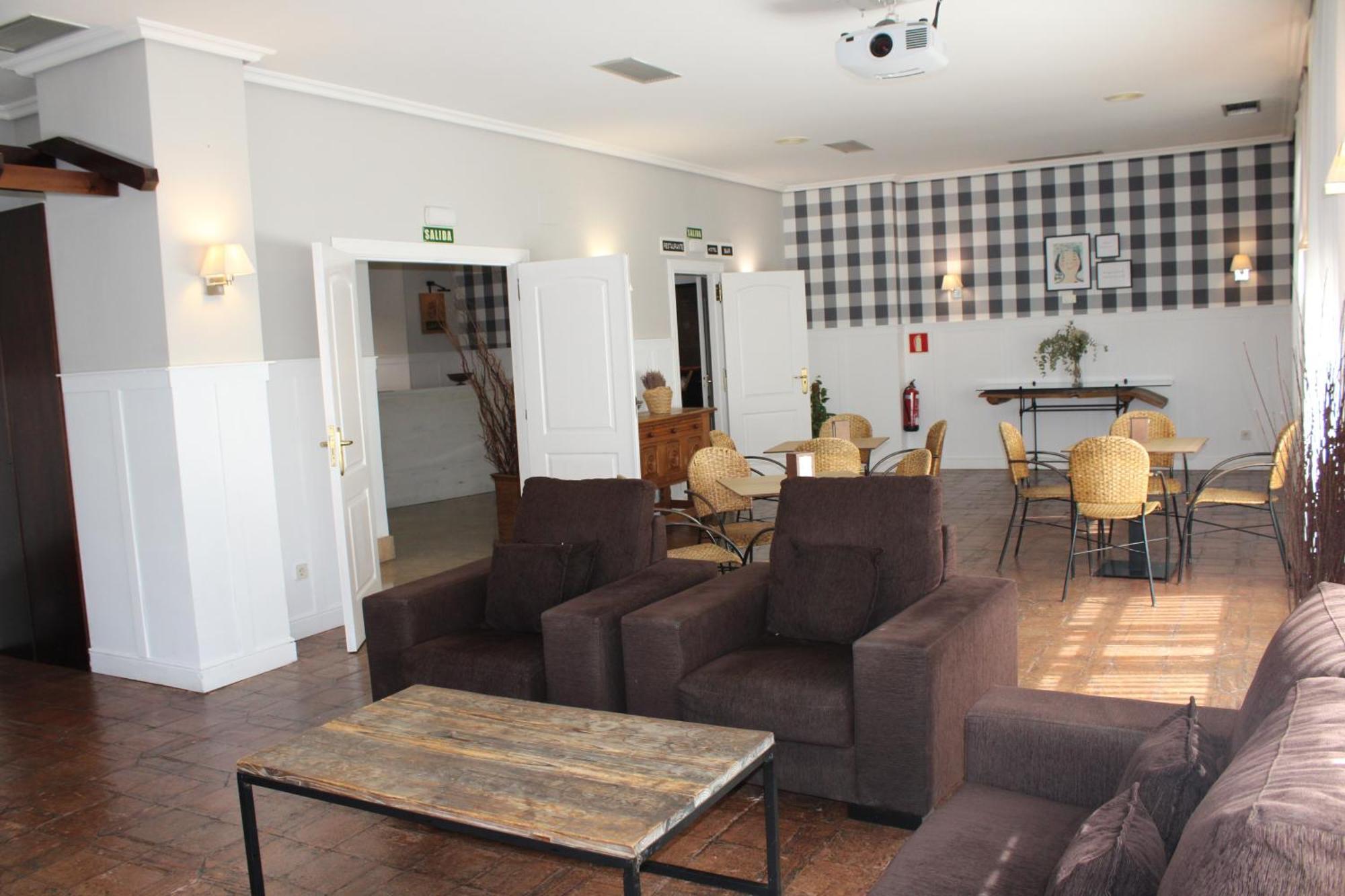 פואנטה לה ריינה Hotel Jakue מראה חיצוני תמונה