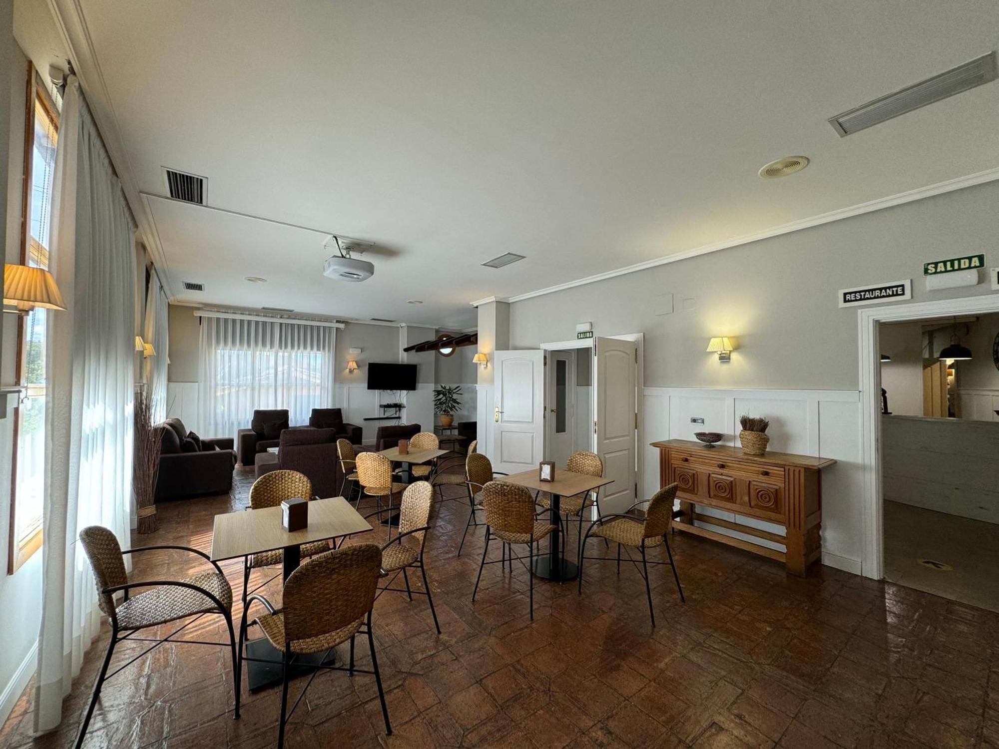 פואנטה לה ריינה Hotel Jakue מראה חיצוני תמונה