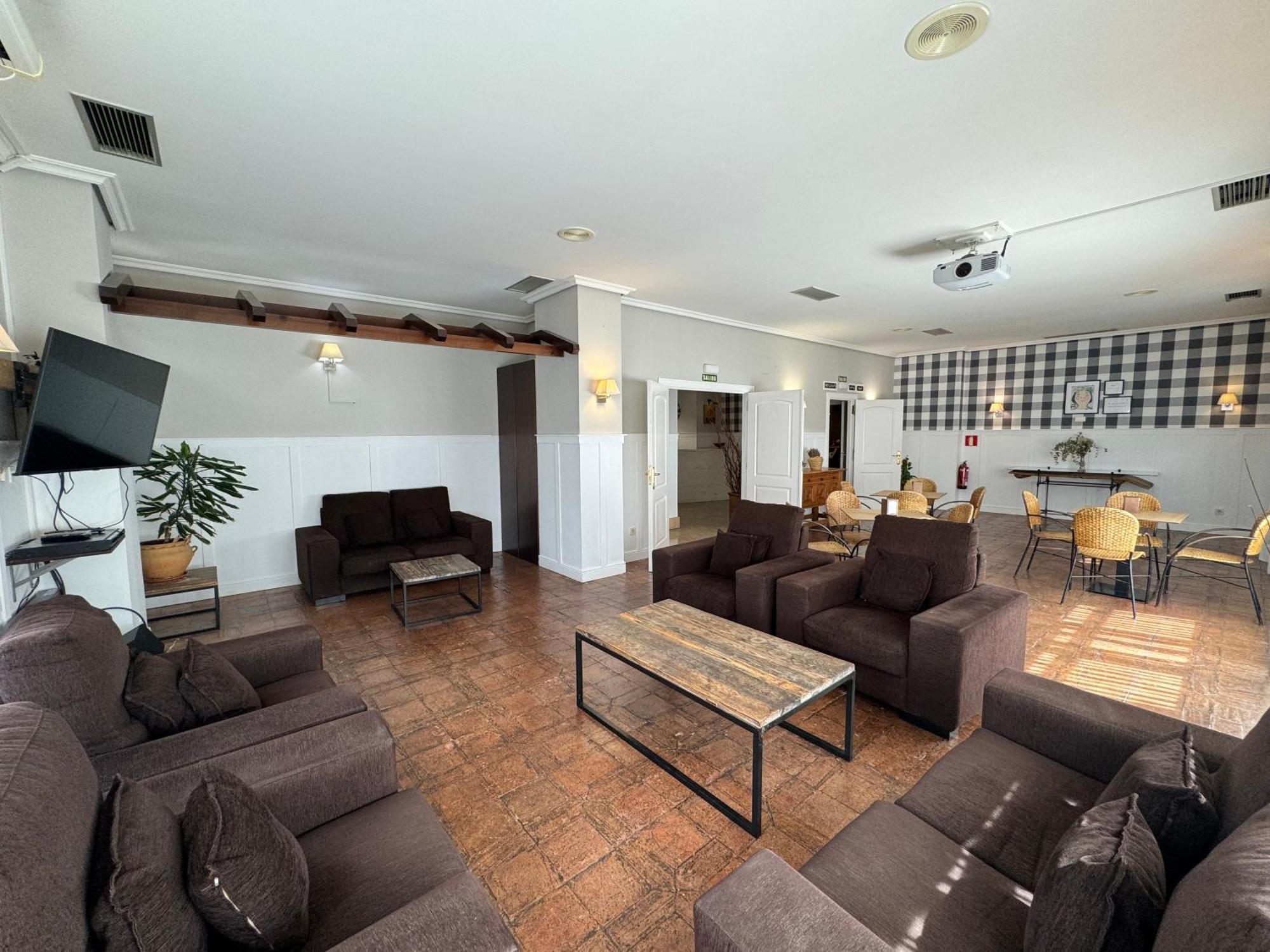 פואנטה לה ריינה Hotel Jakue מראה חיצוני תמונה