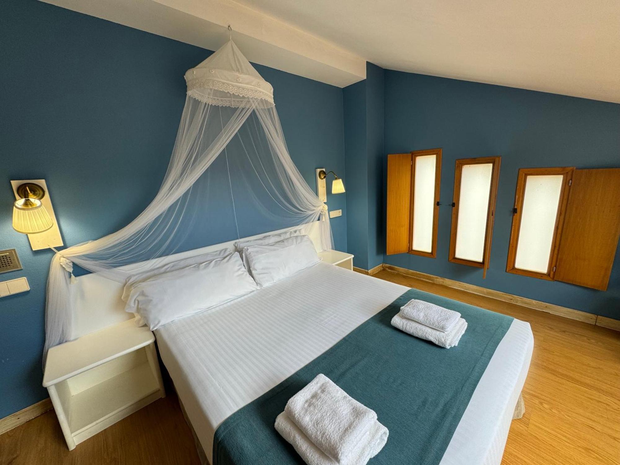 פואנטה לה ריינה Hotel Jakue מראה חיצוני תמונה