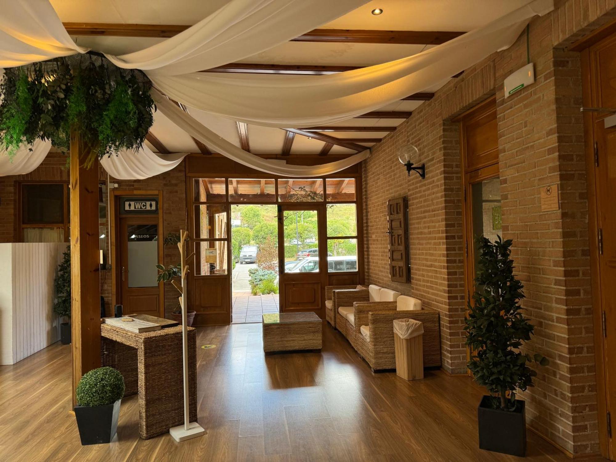 פואנטה לה ריינה Hotel Jakue מראה חיצוני תמונה