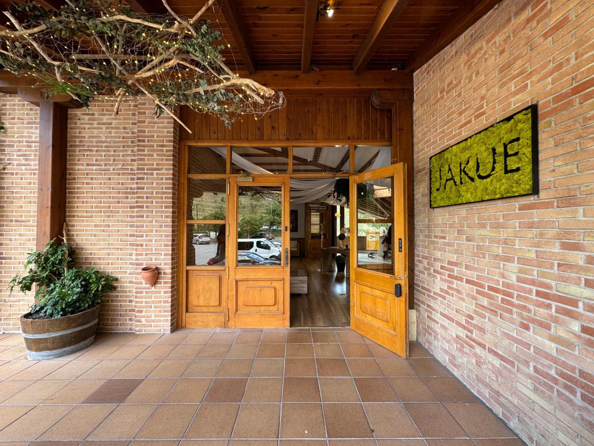 פואנטה לה ריינה Hotel Jakue מראה חיצוני תמונה