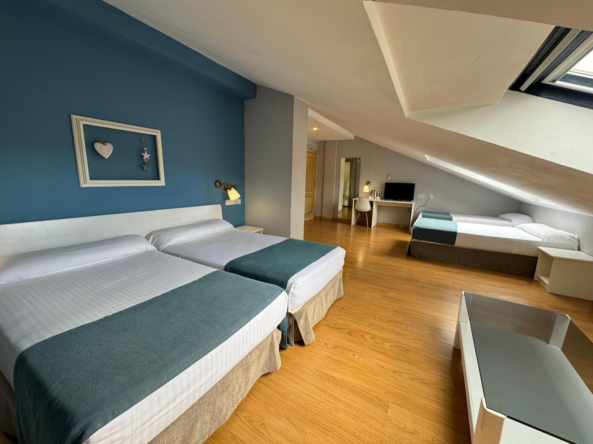 פואנטה לה ריינה Hotel Jakue מראה חיצוני תמונה